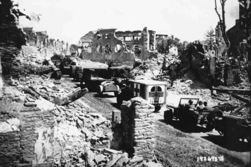 Image:  NARA / Le Mémorial de Caen | American soldiers in Saint-Lo after the city was bombed